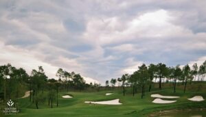 Thiết kế sân golf Silk Path – Mượt mà và đậm chất chiến thuậtSilk Path được quy hoạch trên địa hình đồi núi tự nhiên, mang đến một trải nghiệm chơi golf vừa đậm chất chiến thuật, vừa gần gũi với thiên nhiên. Sân gồm 18 hố golf đạt tiêu chuẩn quốc tế với chiều dài linh hoạt, phù hợp cho cả golfer mới bắt đầu lẫn những người chơi giàu kinh nghiệm. 