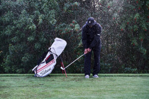 Đi golf khi mưa