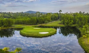 sân golf gắn liền với cảnh quan thiên nhiên độc đáo