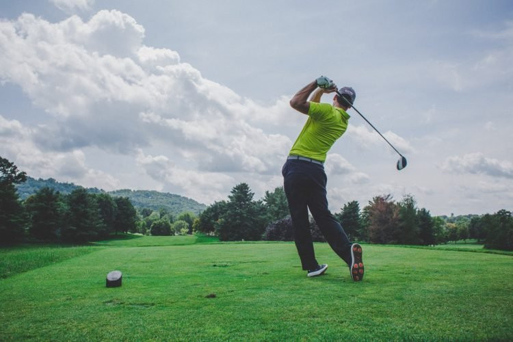 chơi golf sau mưa bão