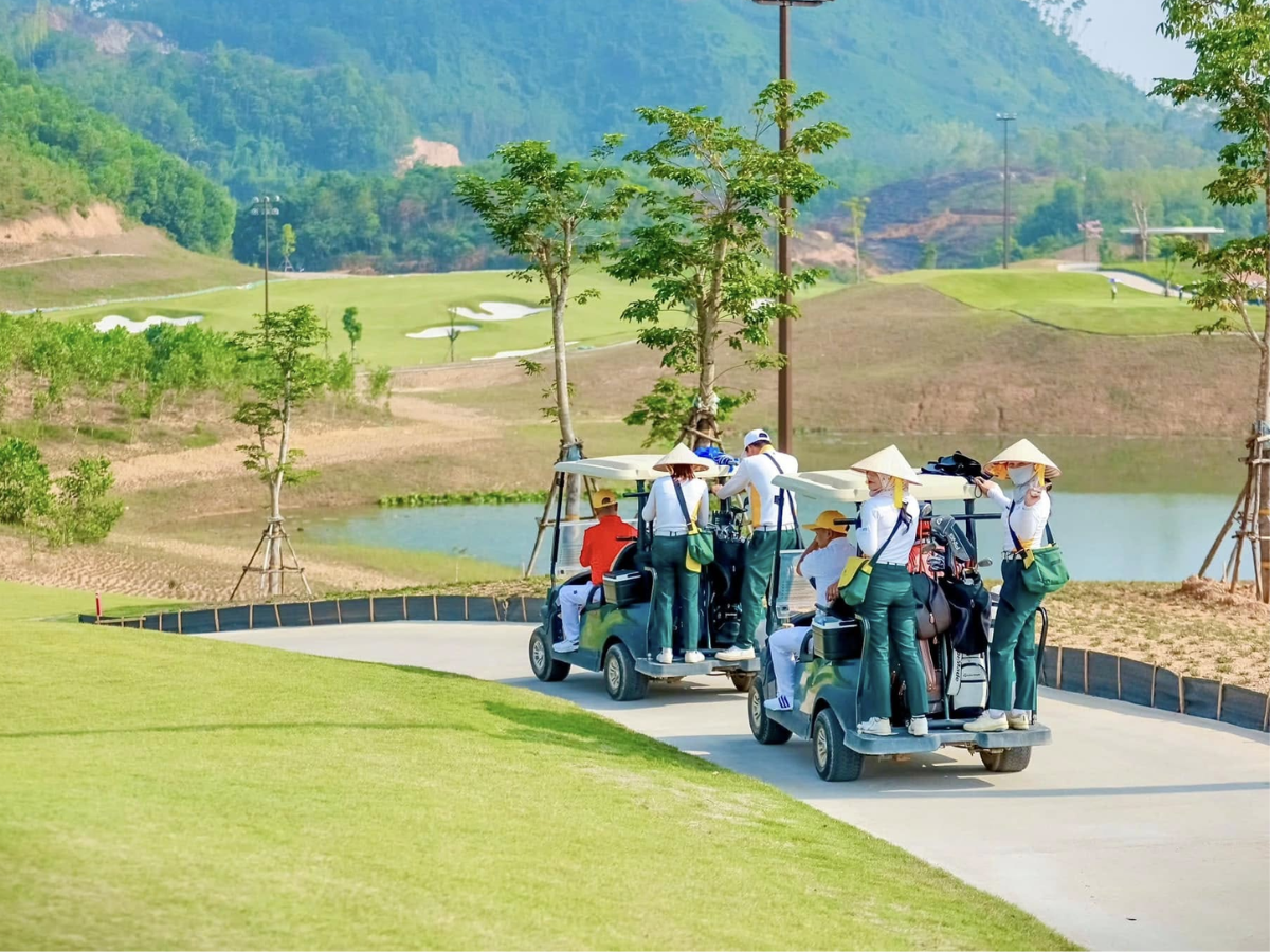 So sánh Văn Lang Empire Golf Club và Đại Lải Golf Club